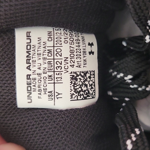 UA boys cleats, brand new, never worn - Picture 4 of 4